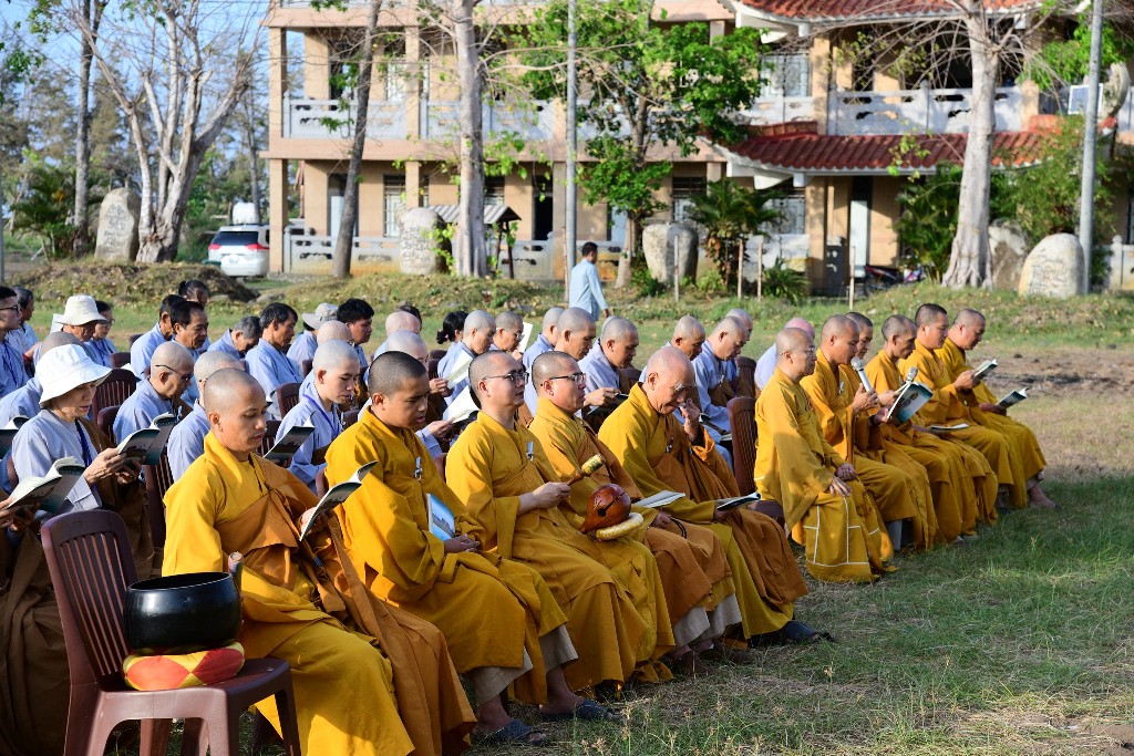 TRÌ TỤNG KINH PHỔ MÔN DƯỚI TƯỢNG ĐÀI BỒ TÁT QUAN THẾ ÂM BA MẶT TẠI CHÙA QUAN ÂM ĐÔNG HẢI