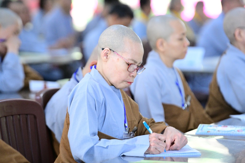 NỤ CƯỜI VÀ YÊU THƯƠNG – HÀNH TRANG NHẸ BƯỚC VỀ CÕI PHẬT