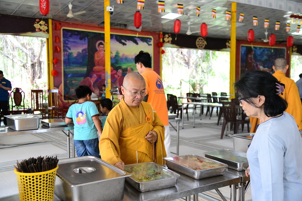 BỮA CƠM CHÁNH NIỆM ĐẦU TIÊN TRONG KHÓA TU PHƯƠNG TRỜI THONG DONG LẦN 9