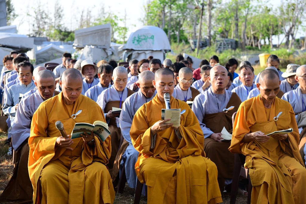 TRÌ TỤNG KINH PHỔ MÔN DƯỚI TƯỢNG ĐÀI BỒ TÁT QUAN THẾ ÂM BA MẶT TẠI CHÙA QUAN ÂM ĐÔNG HẢI