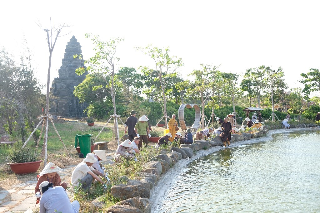 LÀM VƯỜN TRONG CHÁNH NIỆM: HÀNH GIẢ KHÓA TU PHƯƠNG TRỜI THONG DONG NHỔ CỎ QUANH HỒ TỊNH TÂM