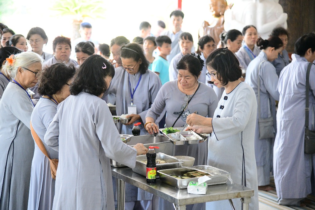 BỮA CƠM CHÁNH NIỆM ĐẦU TIÊN TRONG KHÓA TU PHƯƠNG TRỜI THONG DONG LẦN 9