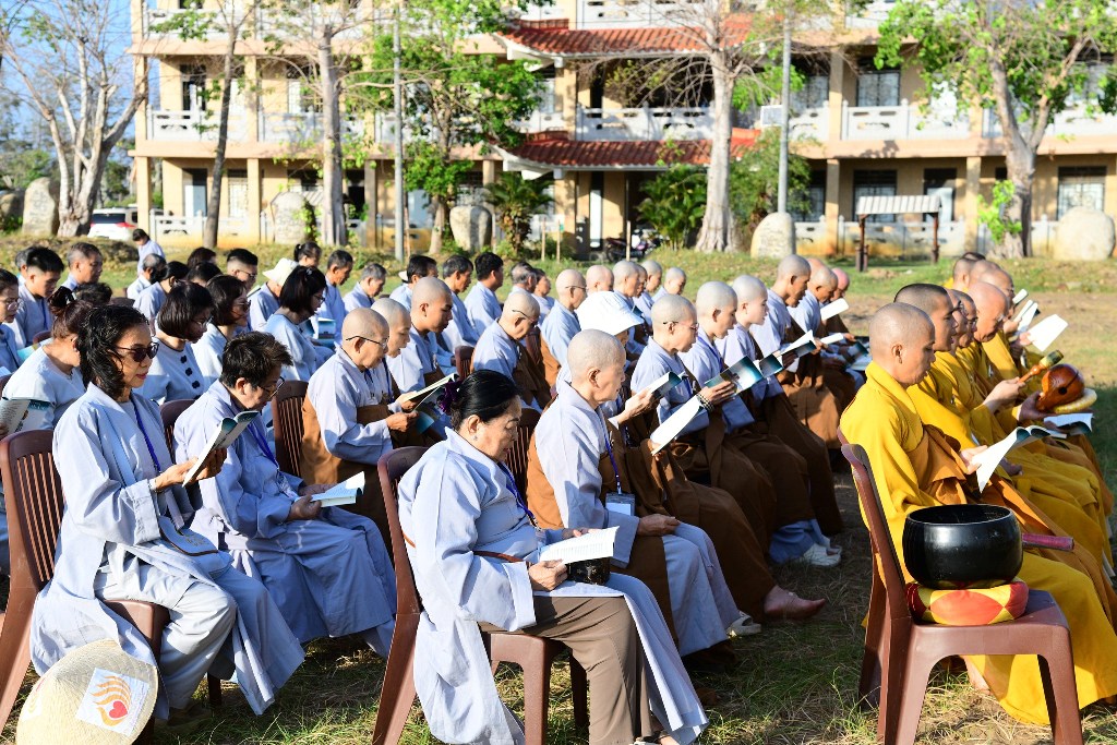 TRÌ TỤNG KINH PHỔ MÔN DƯỚI TƯỢNG ĐÀI BỒ TÁT QUAN THẾ ÂM BA MẶT TẠI CHÙA QUAN ÂM ĐÔNG HẢI