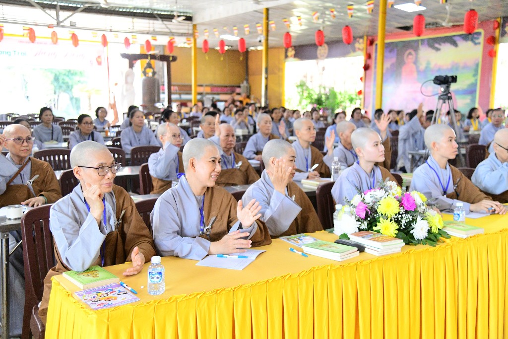 NỤ CƯỜI VÀ YÊU THƯƠNG – HÀNH TRANG NHẸ BƯỚC VỀ CÕI PHẬT