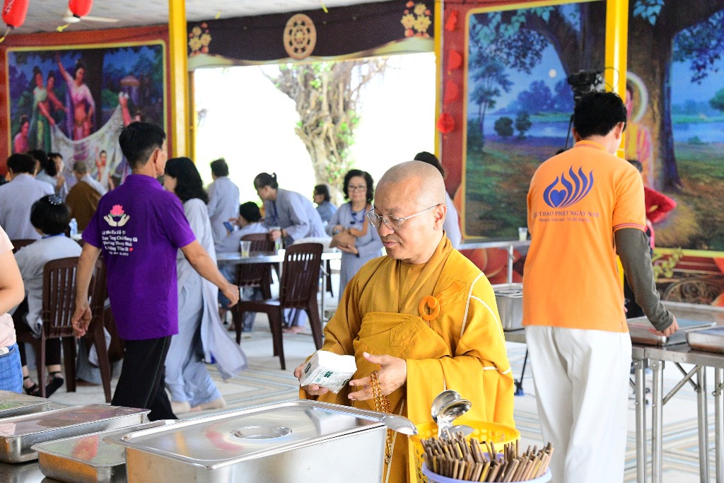 BỮA CƠM CHÁNH NIỆM ĐẦU TIÊN TRONG KHÓA TU PHƯƠNG TRỜI THONG DONG LẦN 9