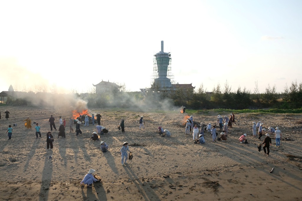 DỌN RÁC BÃI BIỂN TRONG NGÀY TU HỌC ĐẦU TIÊN TẠI CHÙA QUAN ÂM ĐÔNG HẢI