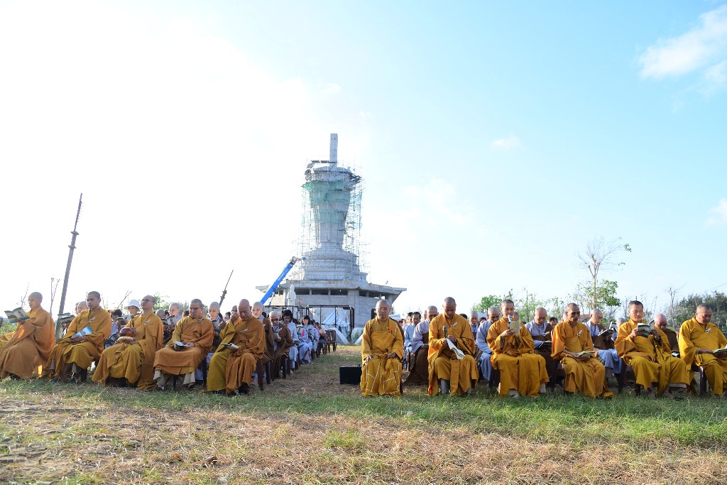 TRÌ TỤNG KINH PHỔ MÔN DƯỚI TƯỢNG ĐÀI BỒ TÁT QUAN THẾ ÂM BA MẶT TẠI CHÙA QUAN ÂM ĐÔNG HẢI