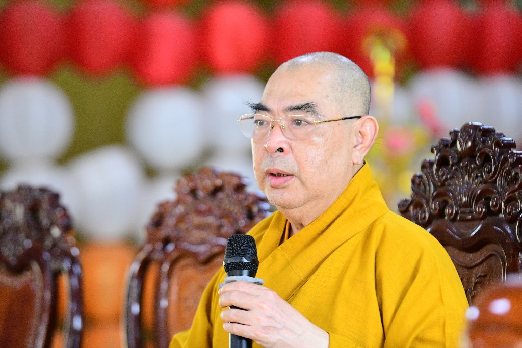 NỤ CƯỜI VÀ YÊU THƯƠNG – HÀNH TRANG NHẸ BƯỚC VỀ CÕI PHẬT