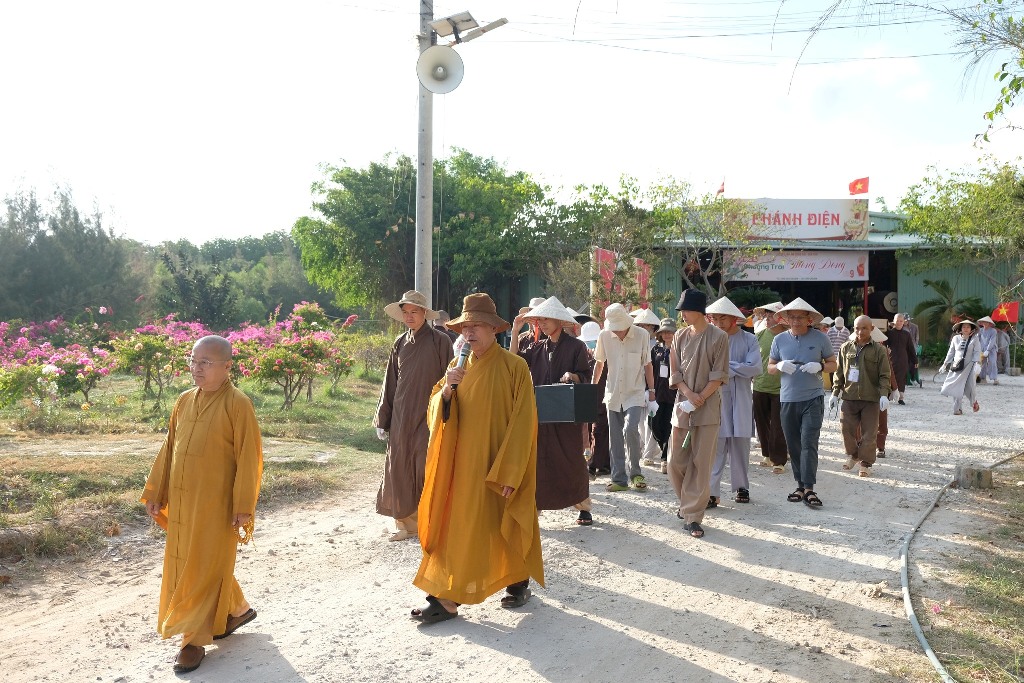 LÀM VƯỜN TRONG CHÁNH NIỆM: HÀNH GIẢ KHÓA TU PHƯƠNG TRỜI THONG DONG NHỔ CỎ QUANH HỒ TỊNH TÂM