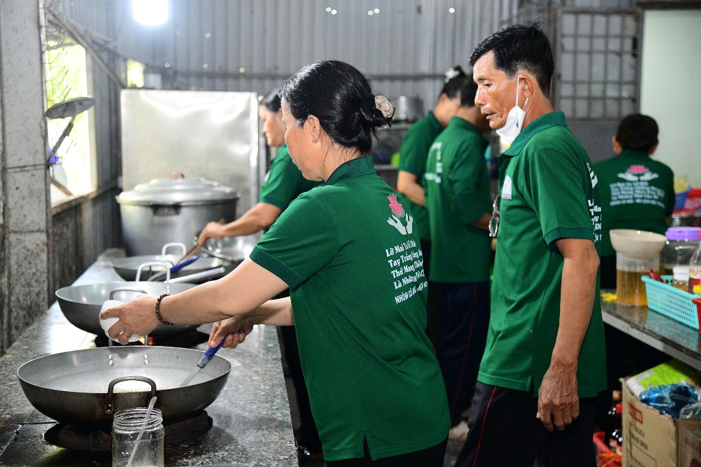 ÂM THẦM PHỤNG SỰ: HẬU CẦN NHÀ BẾP HỘ TRÌ KHÓA TU PHƯƠNG TRỜI THONG DONG 9