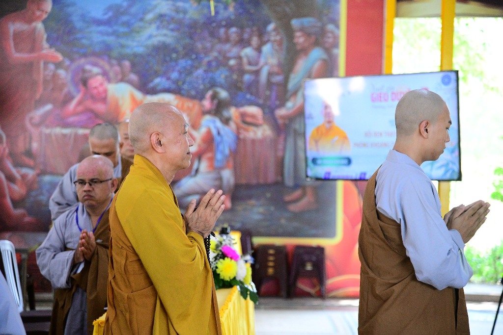 TỪ RỐI REN TẠI GIA ĐẾN THONG DONG XUẤT GIA – THÔNG ĐIỆP  NGÀY ĐẦU KHÓA TU XUẤT GIA GIEO DUYÊN LẦN 9