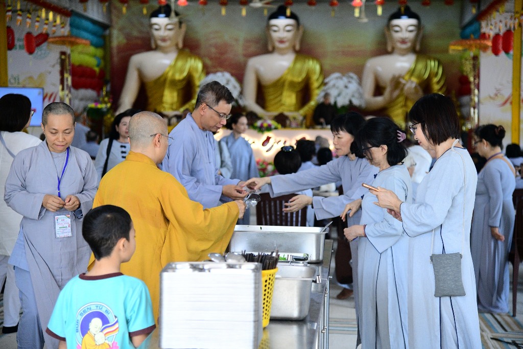 BỮA CƠM CHÁNH NIỆM ĐẦU TIÊN TRONG KHÓA TU PHƯƠNG TRỜI THONG DONG LẦN 9