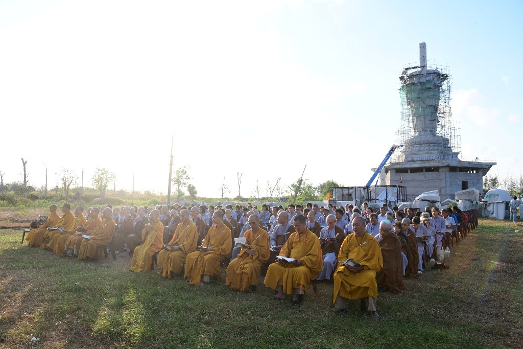 TRÌ TỤNG KINH PHỔ MÔN DƯỚI TƯỢNG ĐÀI BỒ TÁT QUAN THẾ ÂM BA MẶT TẠI CHÙA QUAN ÂM ĐÔNG HẢI