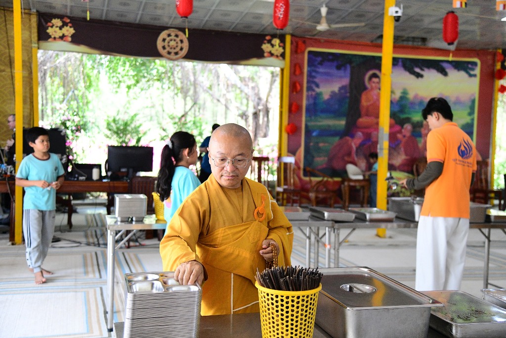 BỮA CƠM CHÁNH NIỆM ĐẦU TIÊN TRONG KHÓA TU PHƯƠNG TRỜI THONG DONG LẦN 9