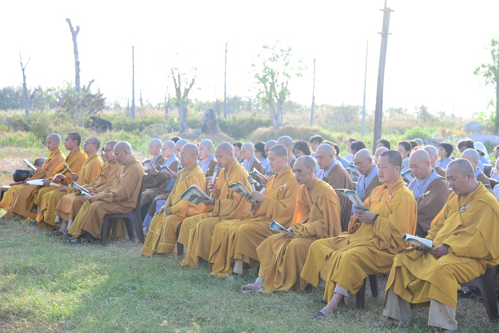 TRÌ TỤNG KINH PHỔ MÔN DƯỚI TƯỢNG ĐÀI BỒ TÁT QUAN THẾ ÂM BA MẶT TẠI CHÙA QUAN ÂM ĐÔNG HẢI