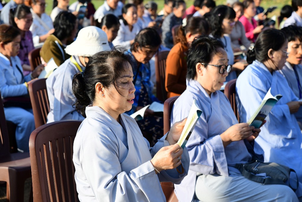 TRÌ TỤNG KINH PHỔ MÔN DƯỚI TƯỢNG ĐÀI BỒ TÁT QUAN THẾ ÂM BA MẶT TẠI CHÙA QUAN ÂM ĐÔNG HẢI