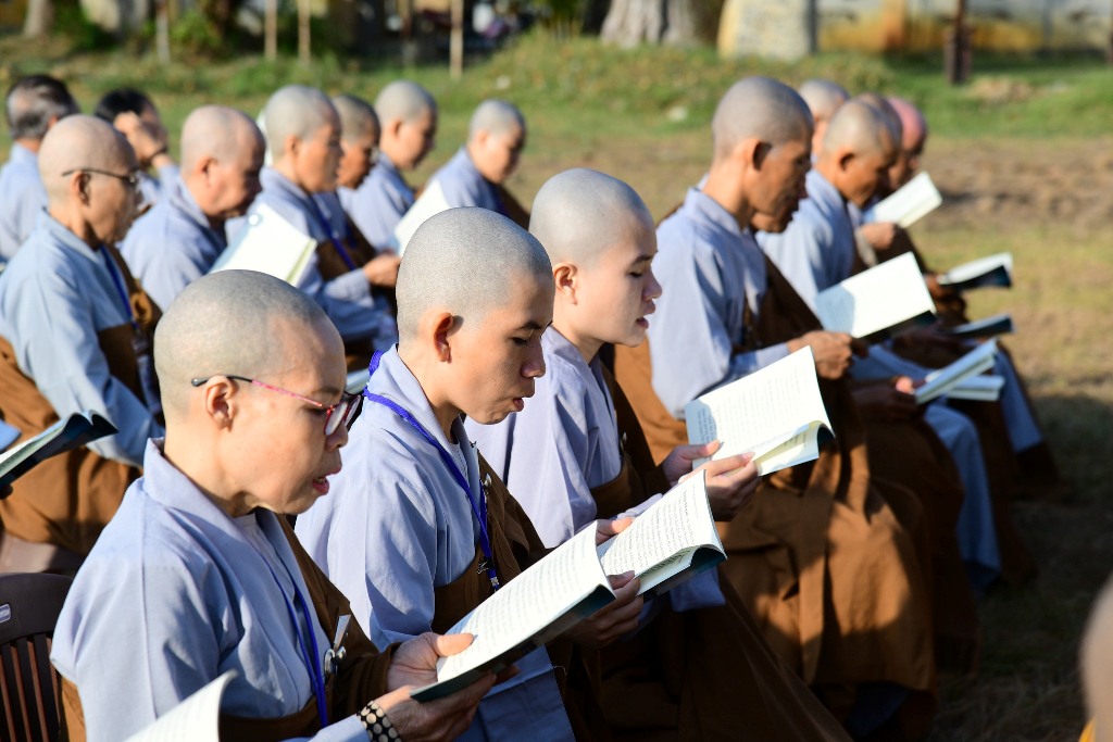 TRÌ TỤNG KINH PHỔ MÔN DƯỚI TƯỢNG ĐÀI BỒ TÁT QUAN THẾ ÂM BA MẶT TẠI CHÙA QUAN ÂM ĐÔNG HẢI