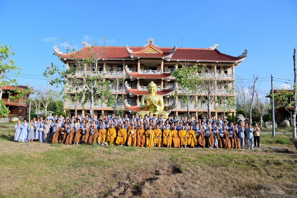 TRÌ TỤNG KINH PHỔ MÔN DƯỚI TƯỢNG ĐÀI BỒ TÁT QUAN THẾ ÂM BA MẶT TẠI CHÙA QUAN ÂM ĐÔNG HẢI