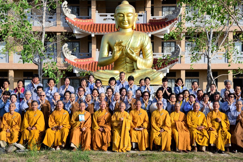 TRÌ TỤNG KINH PHỔ MÔN DƯỚI TƯỢNG ĐÀI BỒ TÁT QUAN THẾ ÂM BA MẶT TẠI CHÙA QUAN ÂM ĐÔNG HẢI