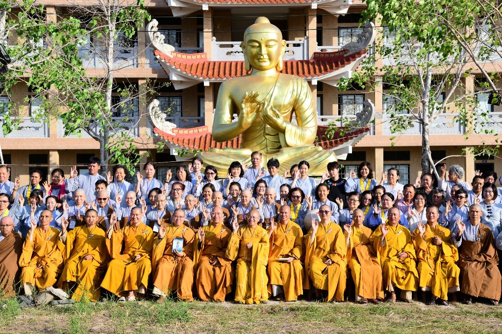 TRÌ TỤNG KINH PHỔ MÔN DƯỚI TƯỢNG ĐÀI BỒ TÁT QUAN THẾ ÂM BA MẶT TẠI CHÙA QUAN ÂM ĐÔNG HẢI