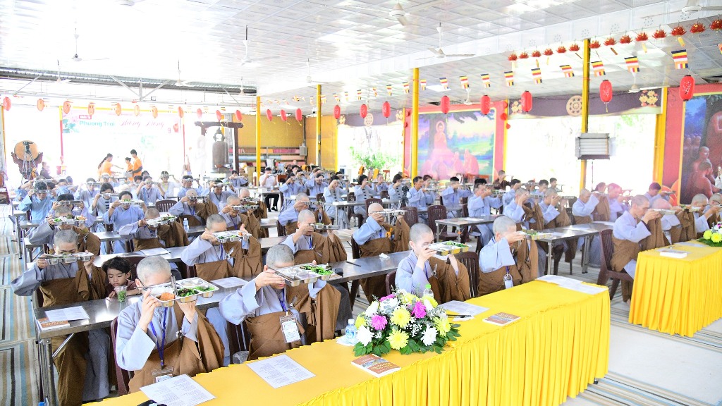 BỮA CƠM CHÁNH NIỆM ĐẦU TIÊN TRONG KHÓA TU PHƯƠNG TRỜI THONG DONG LẦN 9