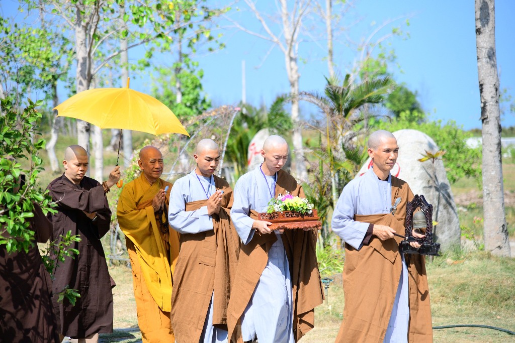 TỪ RỐI REN TẠI GIA ĐẾN THONG DONG XUẤT GIA – THÔNG ĐIỆP  NGÀY ĐẦU KHÓA TU XUẤT GIA GIEO DUYÊN LẦN 9