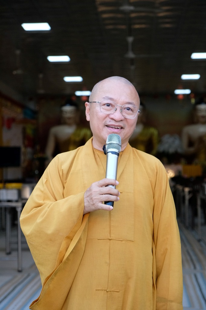 DỌN RÁC BÃI BIỂN TRONG NGÀY TU HỌC ĐẦU TIÊN TẠI CHÙA QUAN ÂM ĐÔNG HẢI