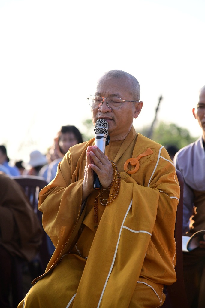 TRÌ TỤNG KINH PHỔ MÔN DƯỚI TƯỢNG ĐÀI BỒ TÁT QUAN THẾ ÂM BA MẶT TẠI CHÙA QUAN ÂM ĐÔNG HẢI