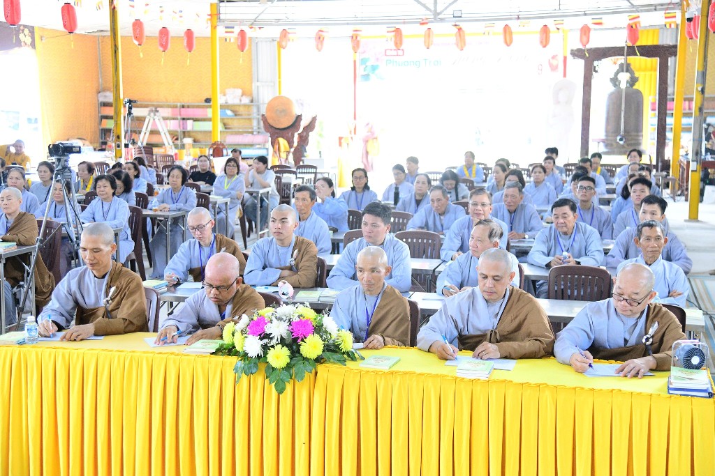 NỤ CƯỜI VÀ YÊU THƯƠNG – HÀNH TRANG NHẸ BƯỚC VỀ CÕI PHẬT