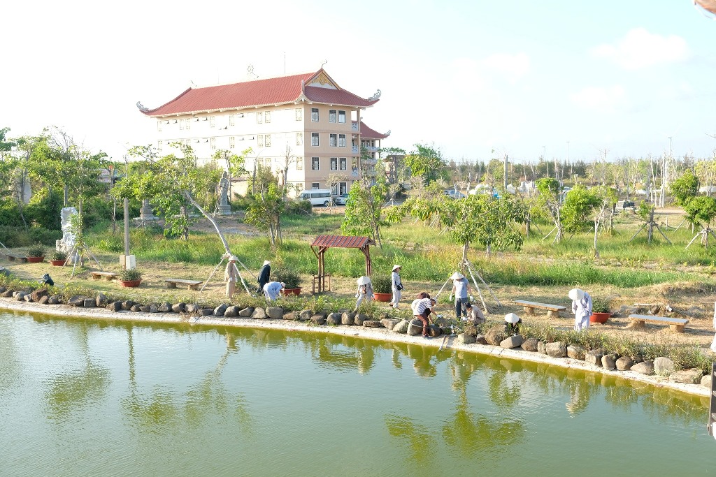 LÀM VƯỜN TRONG CHÁNH NIỆM: HÀNH GIẢ KHÓA TU PHƯƠNG TRỜI THONG DONG NHỔ CỎ QUANH HỒ TỊNH TÂM