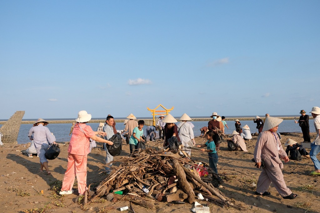 DỌN RÁC BÃI BIỂN TRONG NGÀY TU HỌC ĐẦU TIÊN TẠI CHÙA QUAN ÂM ĐÔNG HẢI