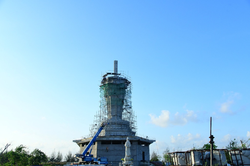 TRÌ TỤNG KINH PHỔ MÔN DƯỚI TƯỢNG ĐÀI BỒ TÁT QUAN THẾ ÂM BA MẶT TẠI CHÙA QUAN ÂM ĐÔNG HẢI