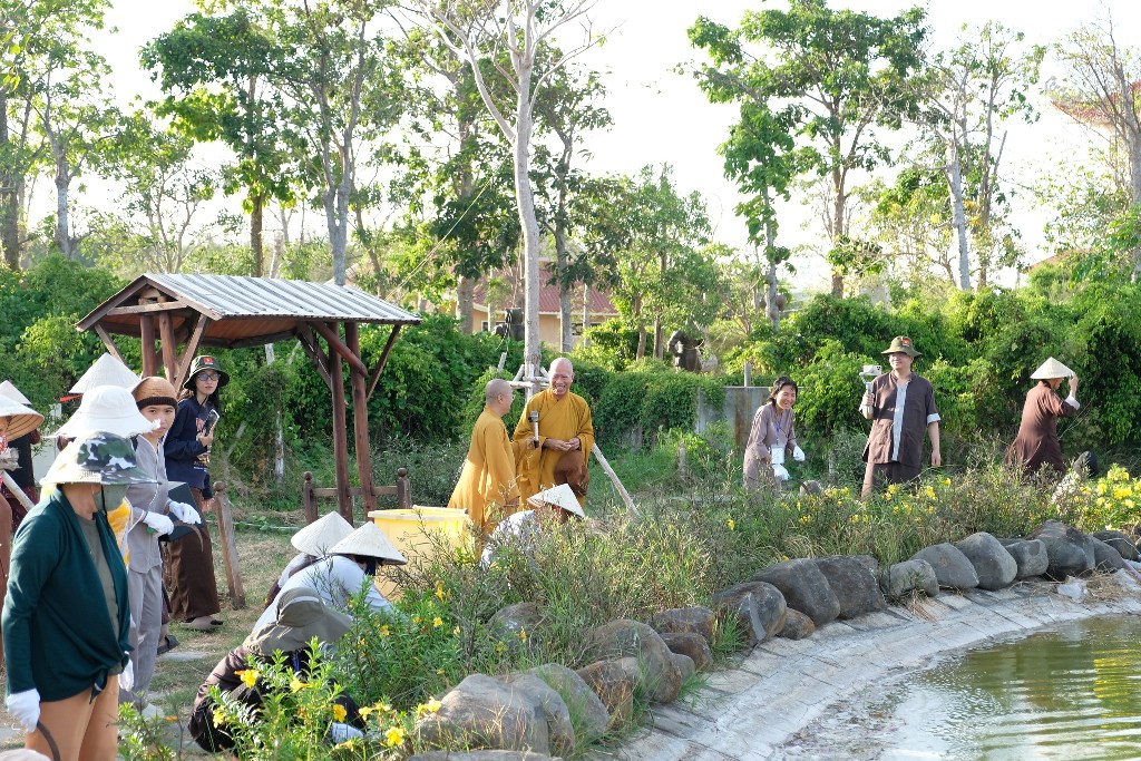 LÀM VƯỜN TRONG CHÁNH NIỆM: HÀNH GIẢ KHÓA TU PHƯƠNG TRỜI THONG DONG NHỔ CỎ QUANH HỒ TỊNH TÂM