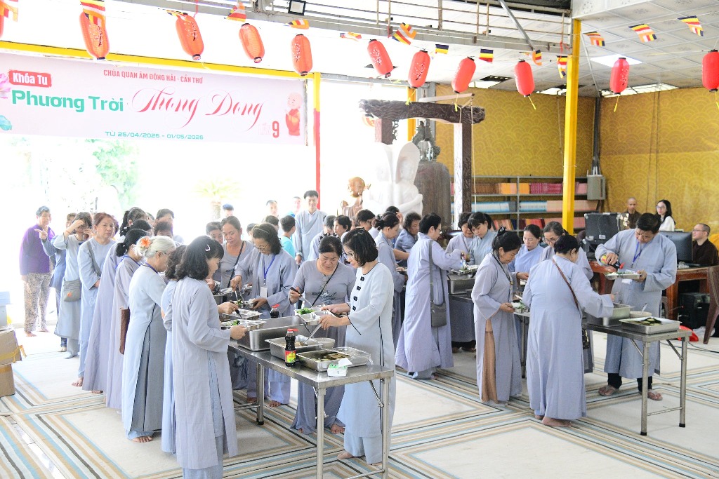 BỮA CƠM CHÁNH NIỆM ĐẦU TIÊN TRONG KHÓA TU PHƯƠNG TRỜI THONG DONG LẦN 9