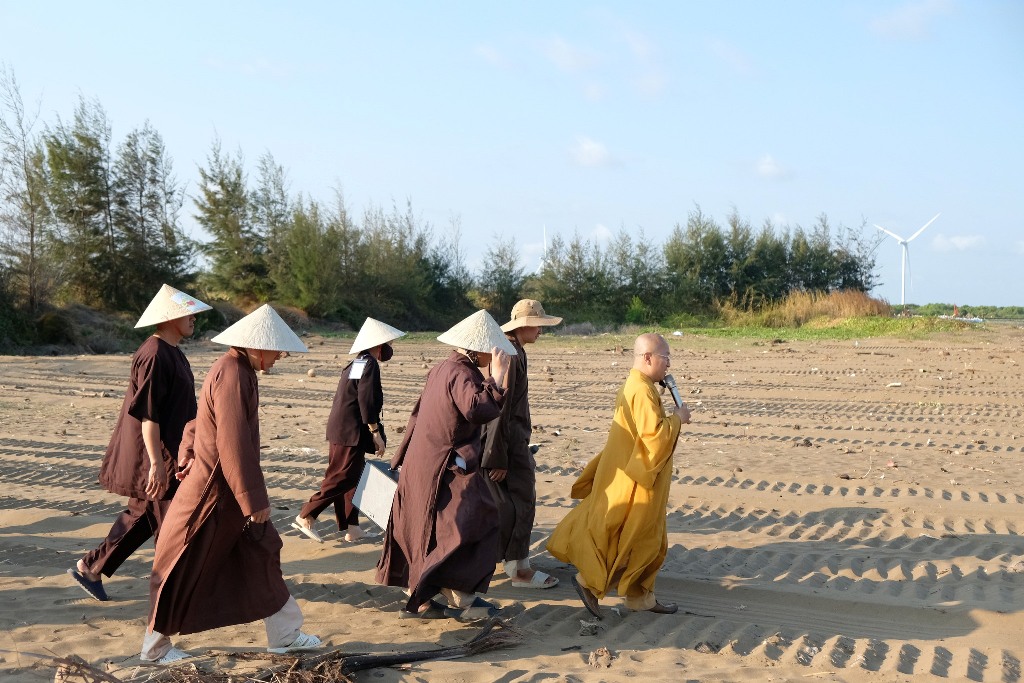 DỌN RÁC BÃI BIỂN TRONG NGÀY TU HỌC ĐẦU TIÊN TẠI CHÙA QUAN ÂM ĐÔNG HẢI