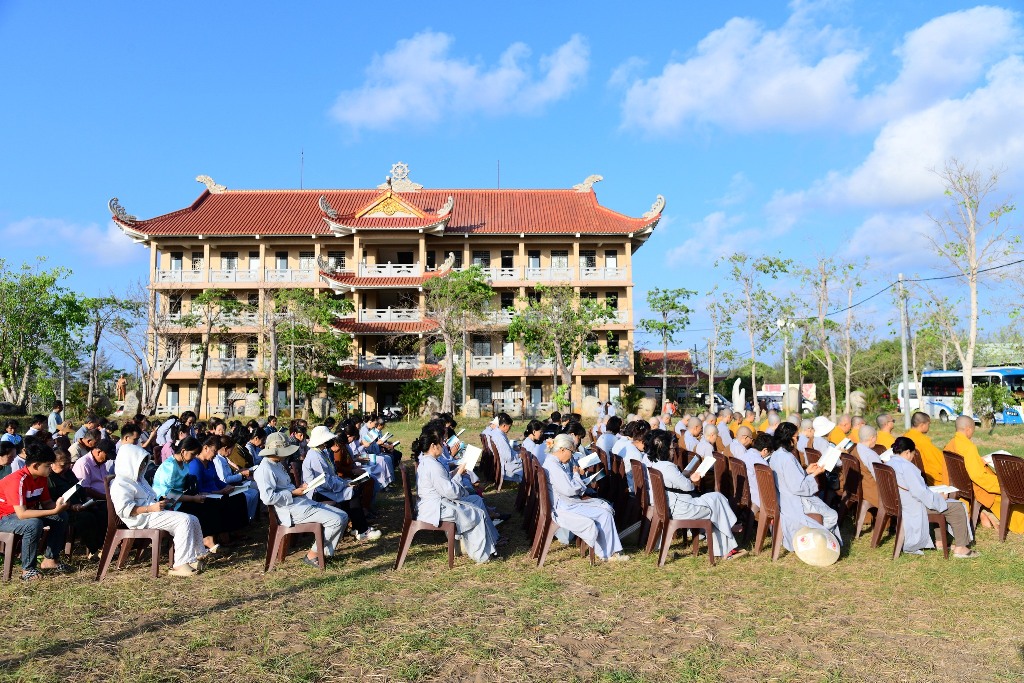 TRÌ TỤNG KINH PHỔ MÔN DƯỚI TƯỢNG ĐÀI BỒ TÁT QUAN THẾ ÂM BA MẶT TẠI CHÙA QUAN ÂM ĐÔNG HẢI