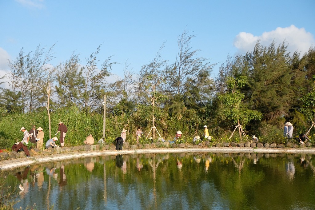 LÀM VƯỜN TRONG CHÁNH NIỆM: HÀNH GIẢ KHÓA TU PHƯƠNG TRỜI THONG DONG NHỔ CỎ QUANH HỒ TỊNH TÂM