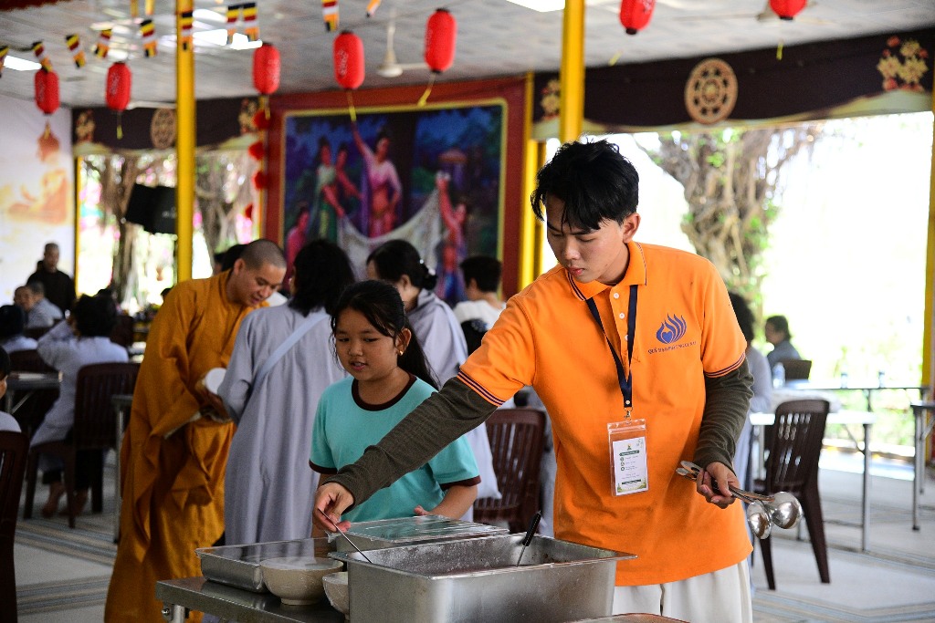 ÂM THẦM PHỤNG SỰ: HẬU CẦN NHÀ BẾP HỘ TRÌ KHÓA TU PHƯƠNG TRỜI THONG DONG 9