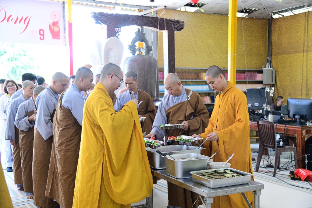 BỮA CƠM CHÁNH NIỆM ĐẦU TIÊN TRONG KHÓA TU PHƯƠNG TRỜI THONG DONG LẦN 9