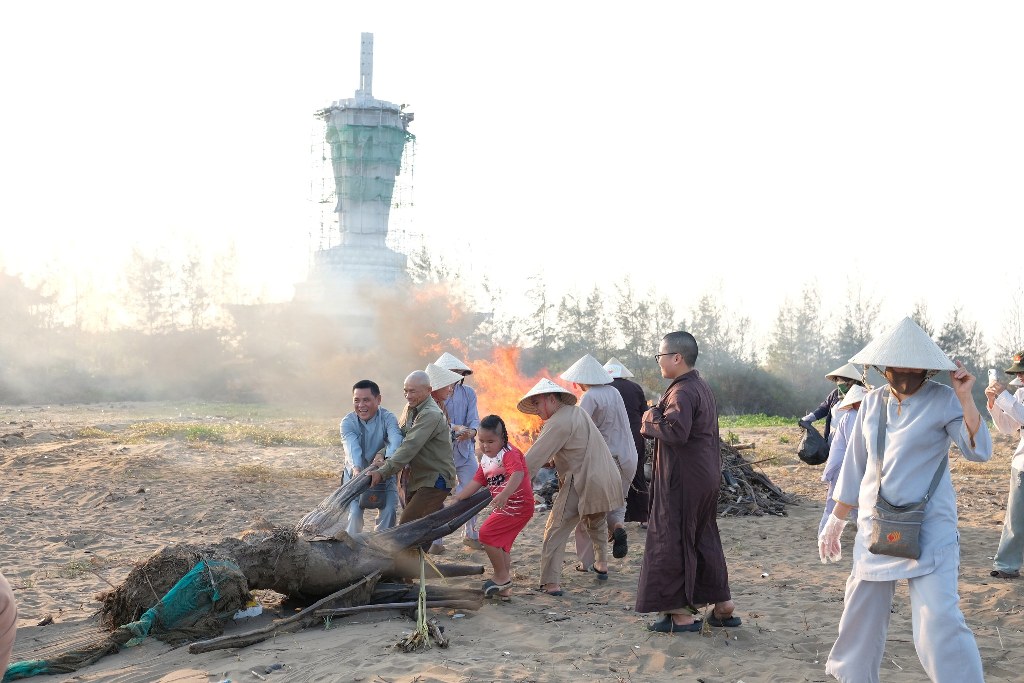 DỌN RÁC BÃI BIỂN TRONG NGÀY TU HỌC ĐẦU TIÊN TẠI CHÙA QUAN ÂM ĐÔNG HẢI