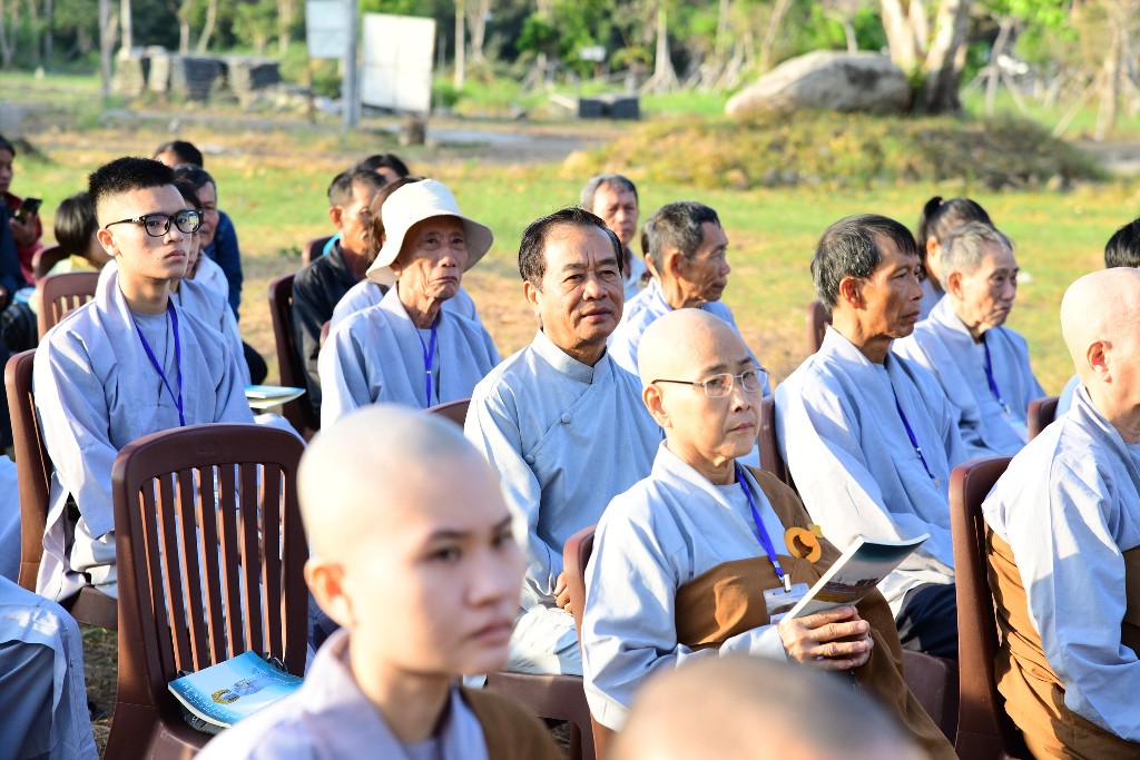 TRÌ TỤNG KINH PHỔ MÔN DƯỚI TƯỢNG ĐÀI BỒ TÁT QUAN THẾ ÂM BA MẶT TẠI CHÙA QUAN ÂM ĐÔNG HẢI