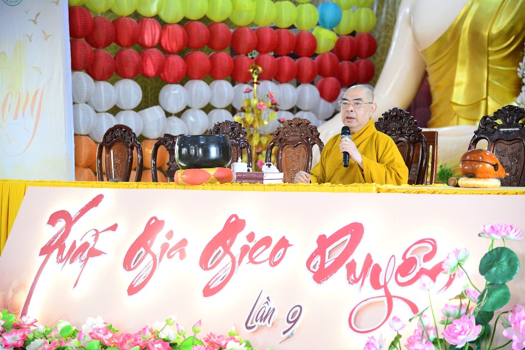 NỤ CƯỜI VÀ YÊU THƯƠNG – HÀNH TRANG NHẸ BƯỚC VỀ CÕI PHẬT