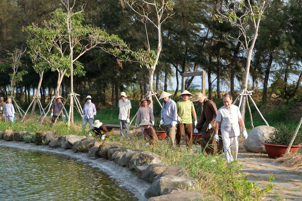 LÀM VƯỜN TRONG CHÁNH NIỆM: HÀNH GIẢ KHÓA TU PHƯƠNG TRỜI THONG DONG NHỔ CỎ QUANH HỒ TỊNH TÂM