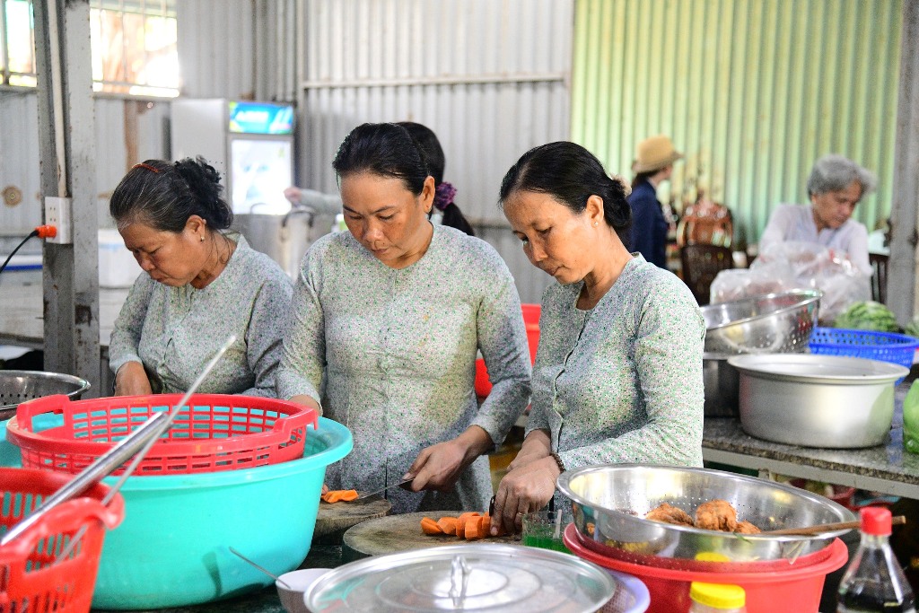 ÂM THẦM PHỤNG SỰ: HẬU CẦN NHÀ BẾP HỘ TRÌ KHÓA TU PHƯƠNG TRỜI THONG DONG 9