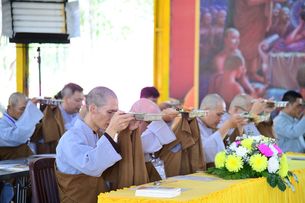 BỮA CƠM CHÁNH NIỆM ĐẦU TIÊN TRONG KHÓA TU PHƯƠNG TRỜI THONG DONG LẦN 9