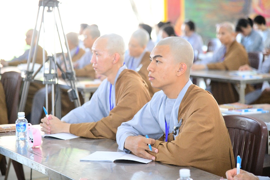 TỪ RỐI REN TẠI GIA ĐẾN THONG DONG XUẤT GIA – THÔNG ĐIỆP  NGÀY ĐẦU KHÓA TU XUẤT GIA GIEO DUYÊN LẦN 9