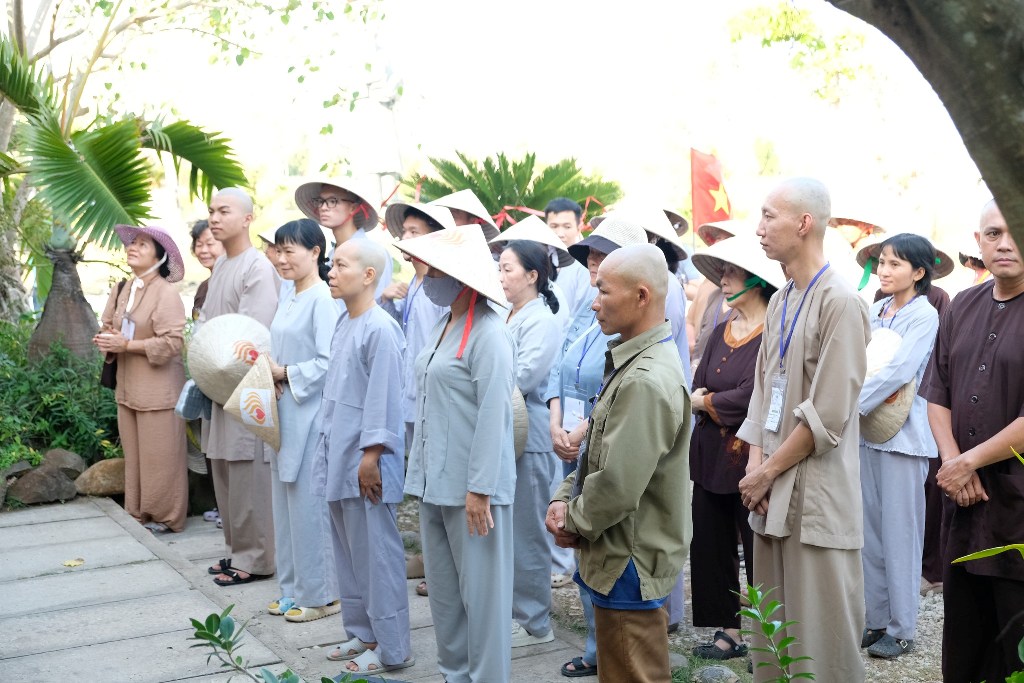 DỌN RÁC BÃI BIỂN TRONG NGÀY TU HỌC ĐẦU TIÊN TẠI CHÙA QUAN ÂM ĐÔNG HẢI