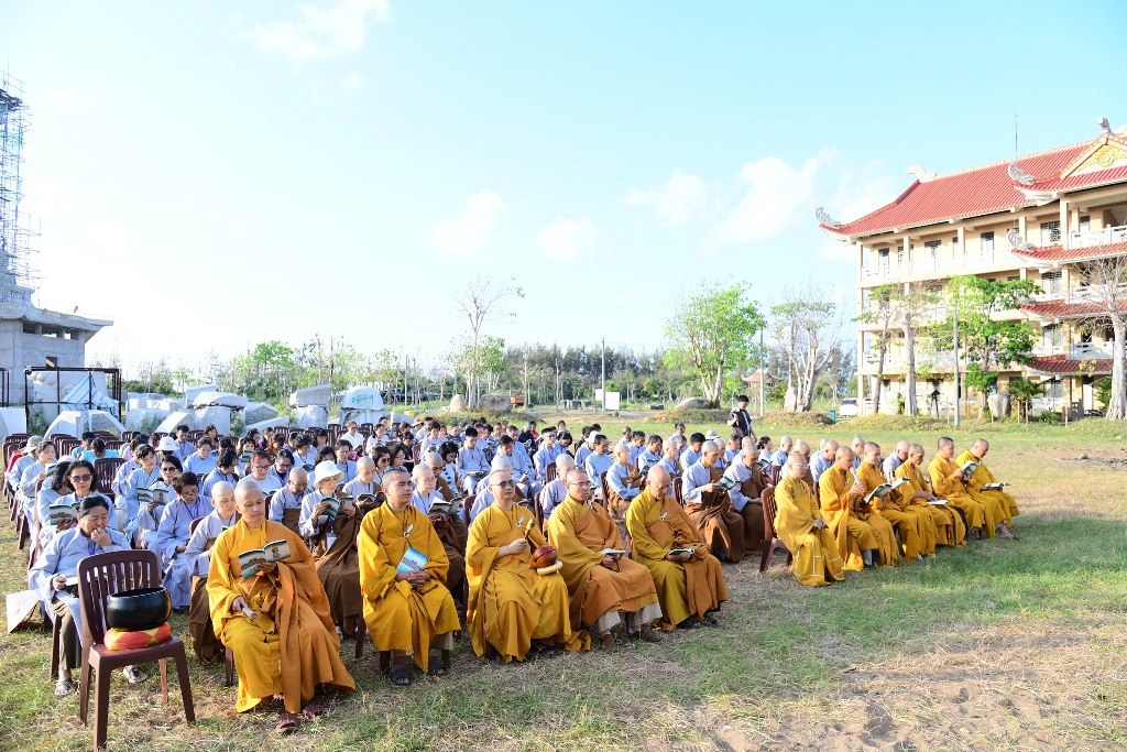 TRÌ TỤNG KINH PHỔ MÔN DƯỚI TƯỢNG ĐÀI BỒ TÁT QUAN THẾ ÂM BA MẶT TẠI CHÙA QUAN ÂM ĐÔNG HẢI