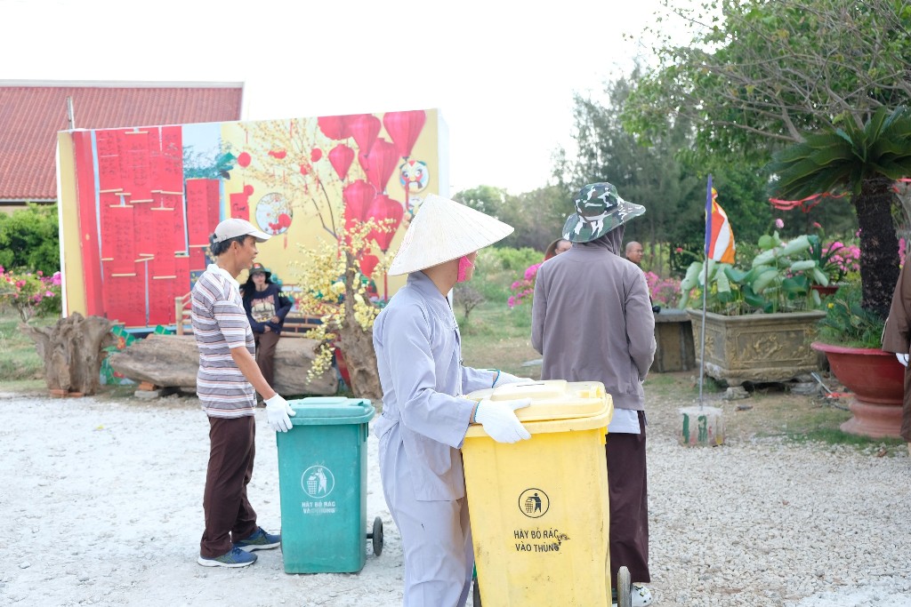 LÀM VƯỜN TRONG CHÁNH NIỆM: HÀNH GIẢ KHÓA TU PHƯƠNG TRỜI THONG DONG NHỔ CỎ QUANH HỒ TỊNH TÂM