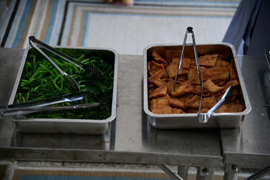 BỮA CƠM CHÁNH NIỆM ĐẦU TIÊN TRONG KHÓA TU PHƯƠNG TRỜI THONG DONG LẦN 9